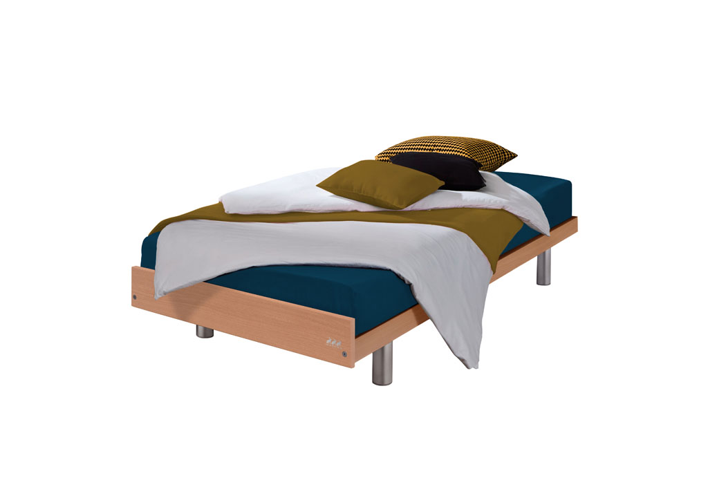 Freigestelltes Einzelbett in Buche-Nachbildung mit alufarbenen Füßen, blauer Bettwäsche, weißer Bettdecke und Kissen