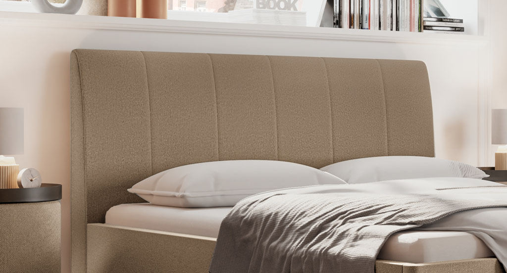 Nahaufnahme des sandfarbenen Polsterkopfteils mit vertikaler Steppung im warm eingerichteten Schlafzimmer (KI-generiert)
