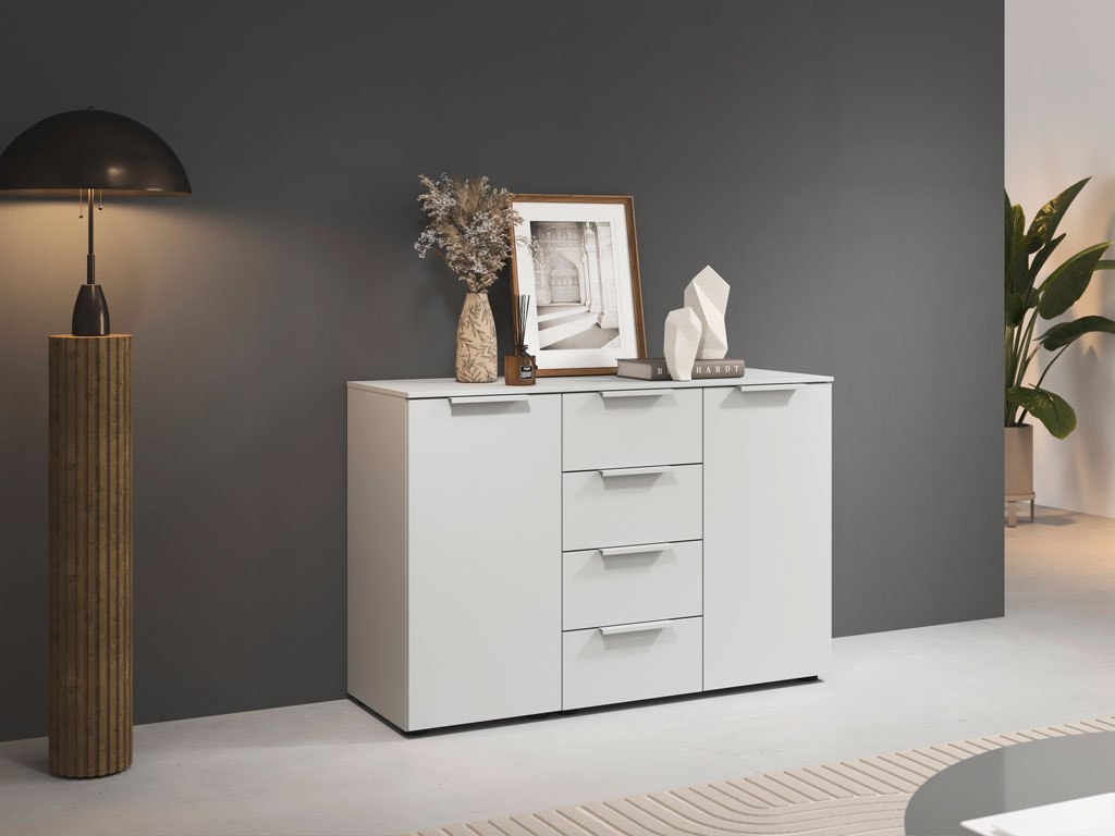 weiße Kommode mit vier Schubladen und zwei Drehtüren in einem modernen zimmer stilvoll dekoriert