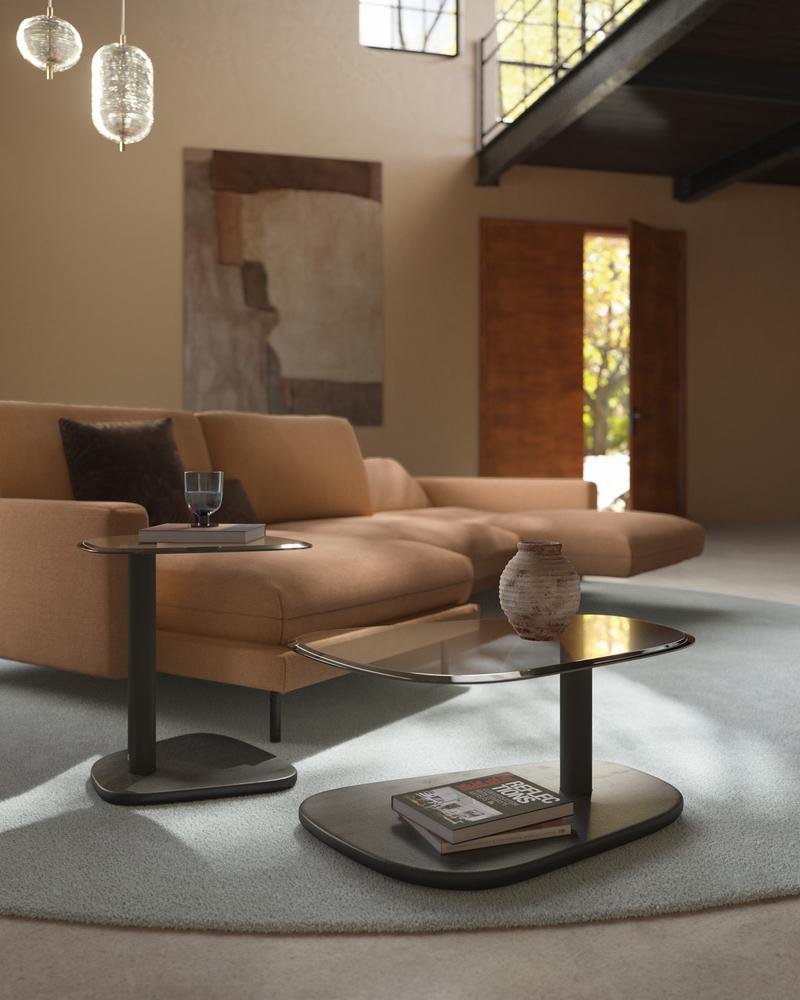 modernes cognacfarbiges Sofa in einem mit zwei markanten beistelltische mit glasplatte in einem extravaganten raum