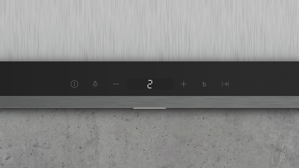 Nahaufnahme einer digitalen Steuerleiste mit numerischem Display und Symbolen für Einstellungen auf einer metallischen Oberfläche