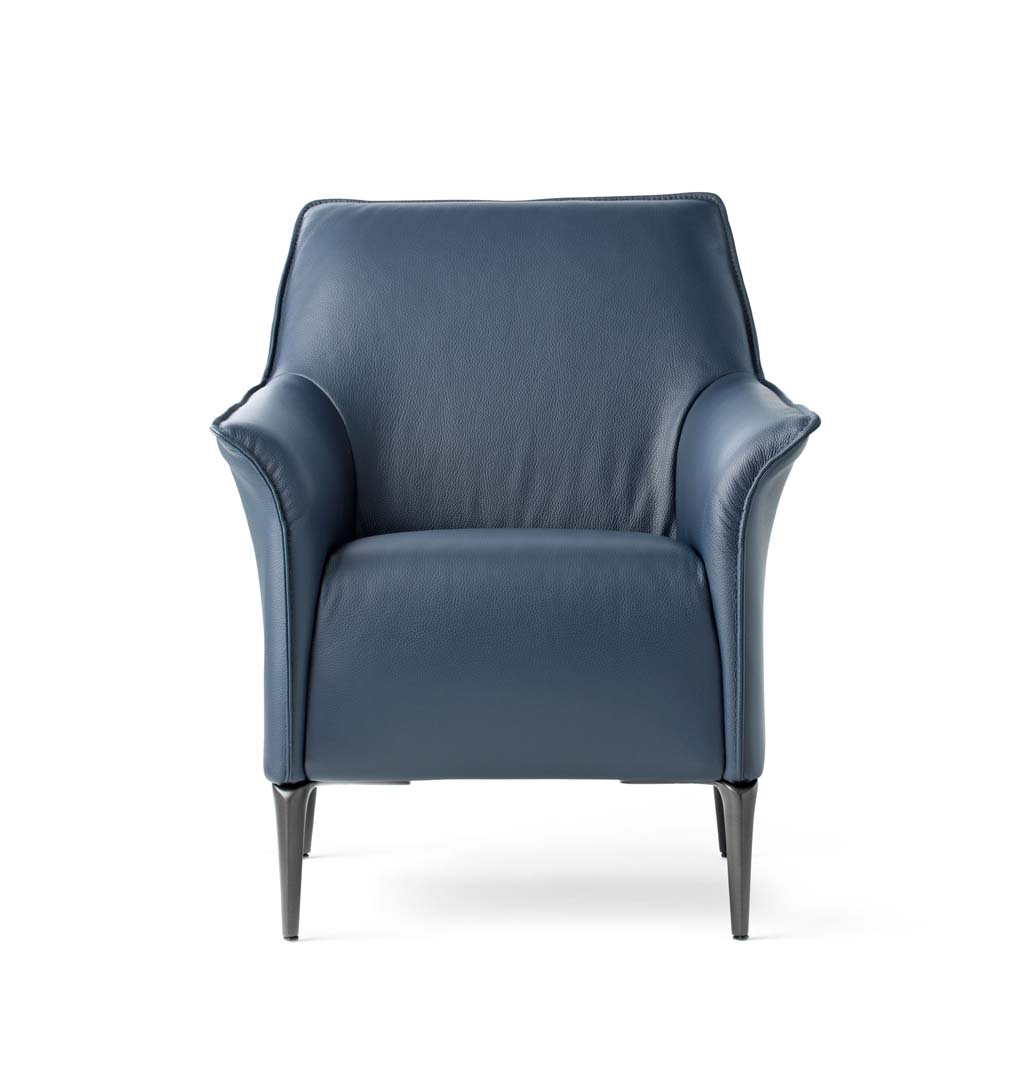 Blauer Ledersessel mit Armlehnen und Metallbeinen in modernem Design