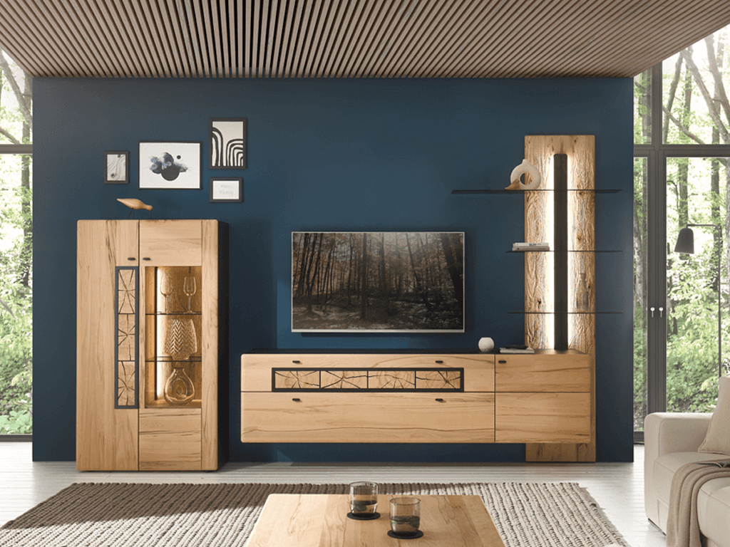 hartmann Knud - Wohnwand | Kombi Nr. 20 | B: 337 cm Wohnzimmermöbel-Set aus Holz mit beleuchtetem Regal, Wandboard, Schrank und Fernseher an blauer Wand.