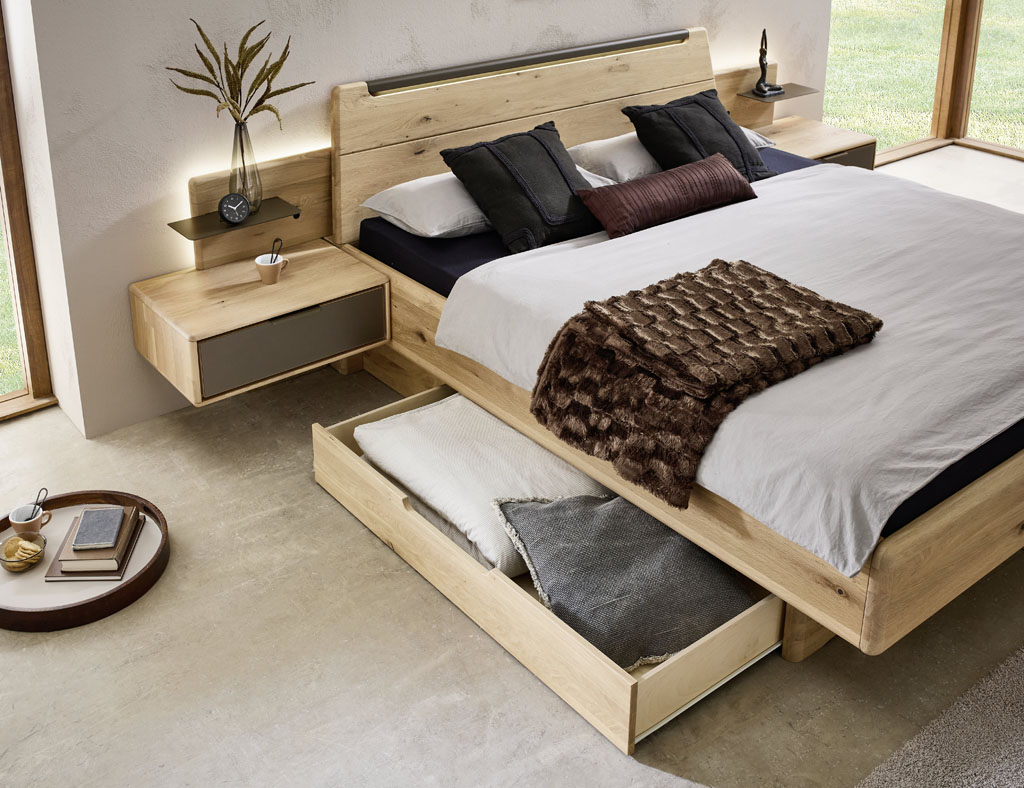 modernes Holzbett mit zwei Hängekonsolen mit Beleuchtung und einem Bettschubkasten stilvoll dekoriert in einem modernen Raum