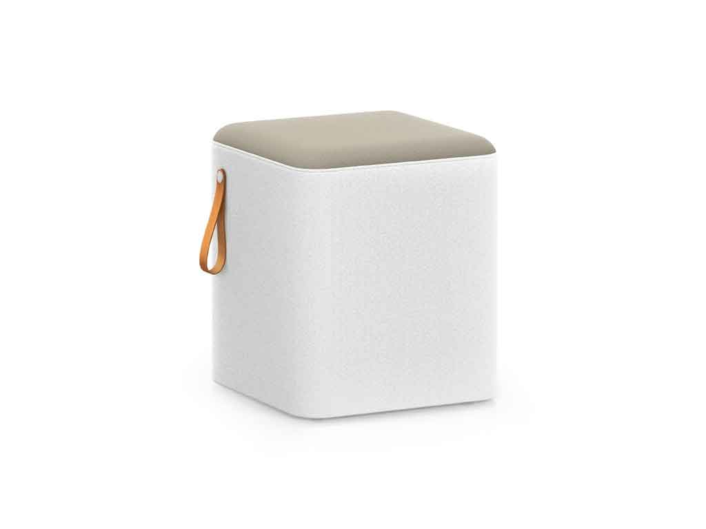 Interstuhl HU037 | HUB pouf | Hocker Ein moderner weißer Sitzpouf mit beige gepolsterter Oberseite und einem seitlichen Ledergriff. Ideal für Wohn- oder Schlafzimmer.