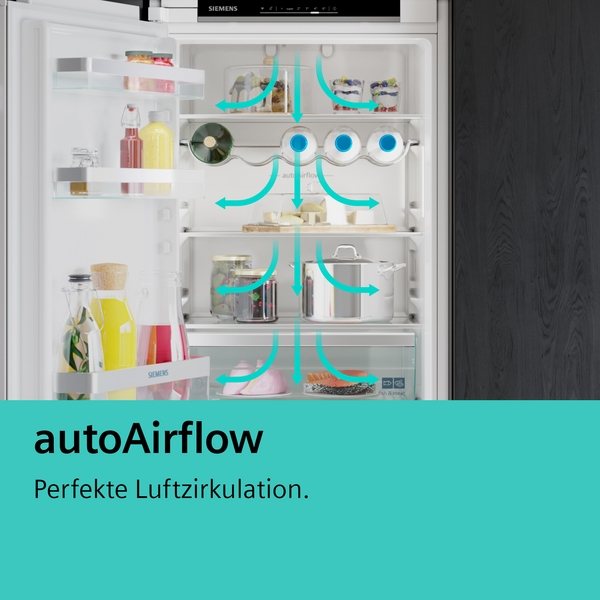 Offener Kühlschrank mit autoAirflow-Funktion und optimaler Luftzirkulation dargestellt durch Pfeile
