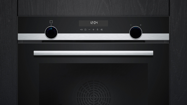 Nahansicht des Siemens Einbaubackofens HB578HBS7 in Schwarz mit zwei Drehwählern und Edelstahlgriff.