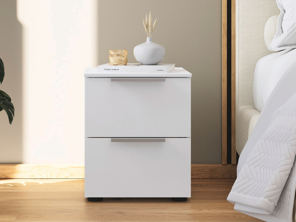 weißer nachttisch mit zwei schubkästen mit alugriffen in einem modernen zimmer stilvolldekoriert