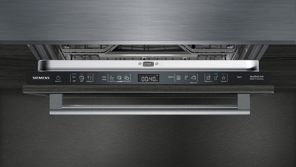 Obenansicht eines Siemens Geschirrspülers mit digitalem Display und Edelstahldesign