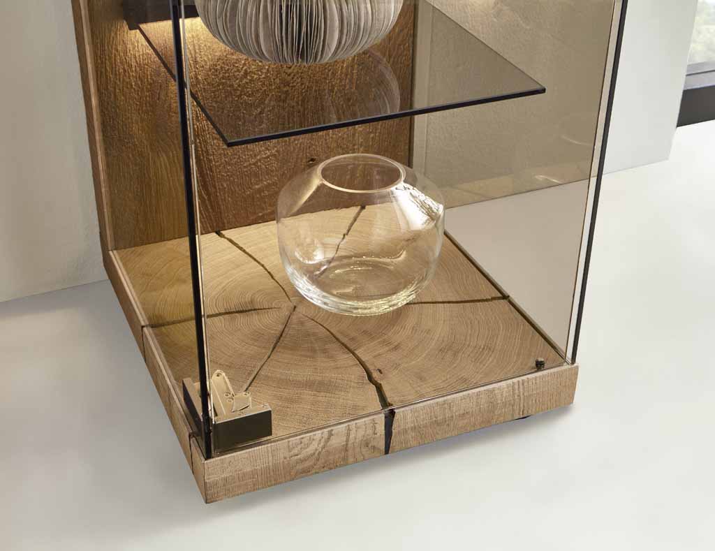 Nahaufnahme Massivholz Vitrine mit Hirnholz Akzent und Beleuchtung von hartmann Vara