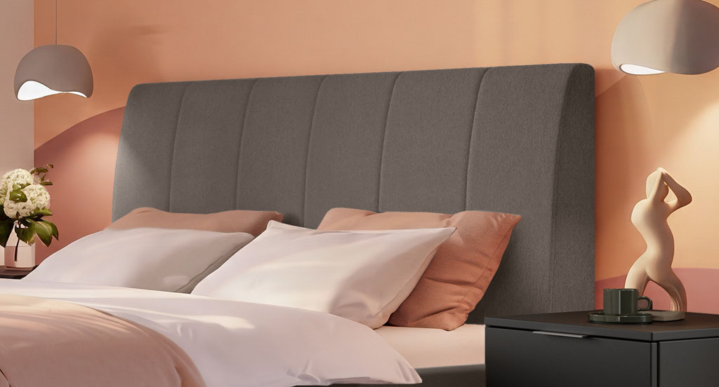 Nahaufnahme des hellgrau melierten Polsterkopfteils mit vertikalen Ziernähten in einem modernen Schlafzimmer (KI-generiert)