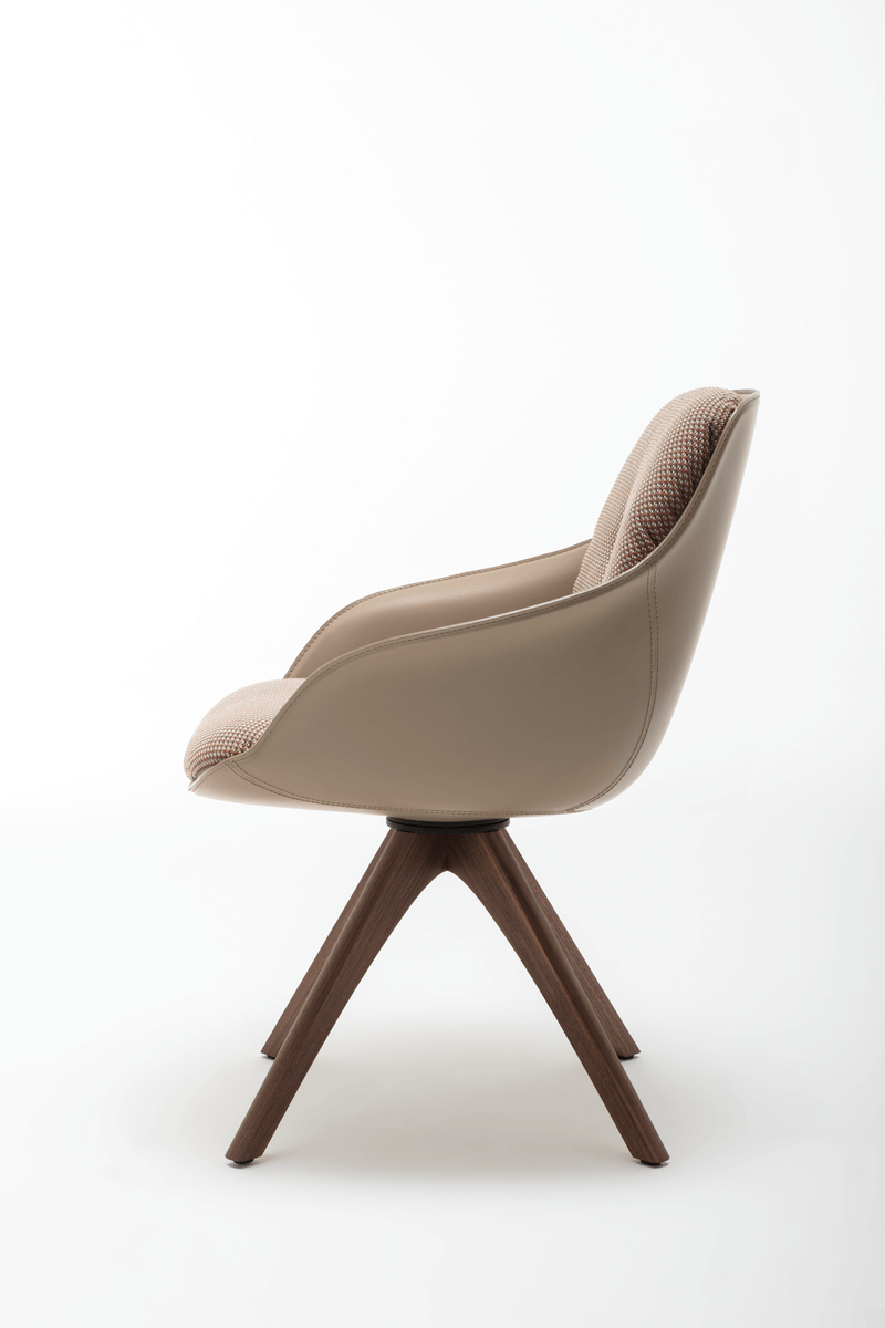 Seitenansicht eines modernen Designerstuhls mit beigem Lederbezug und eleganten Holzbeinen