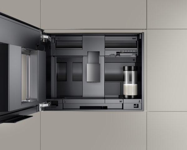 Geöffnete Front des Siemens Einbau-Kaffeevollautomaten; zeigt das interne Design mit Milchbehälter, Mahlwerk-Einstellungen und den verschiedenen Wartungsfächern vor einer hellen Wand.