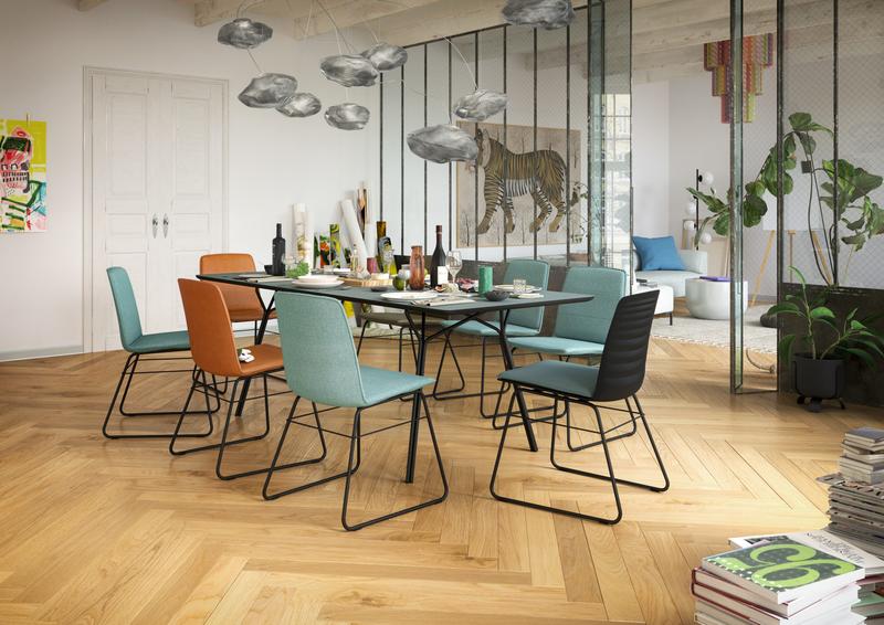 Esszimmer mit bunten Stühlen, Holzboden und Dekoration