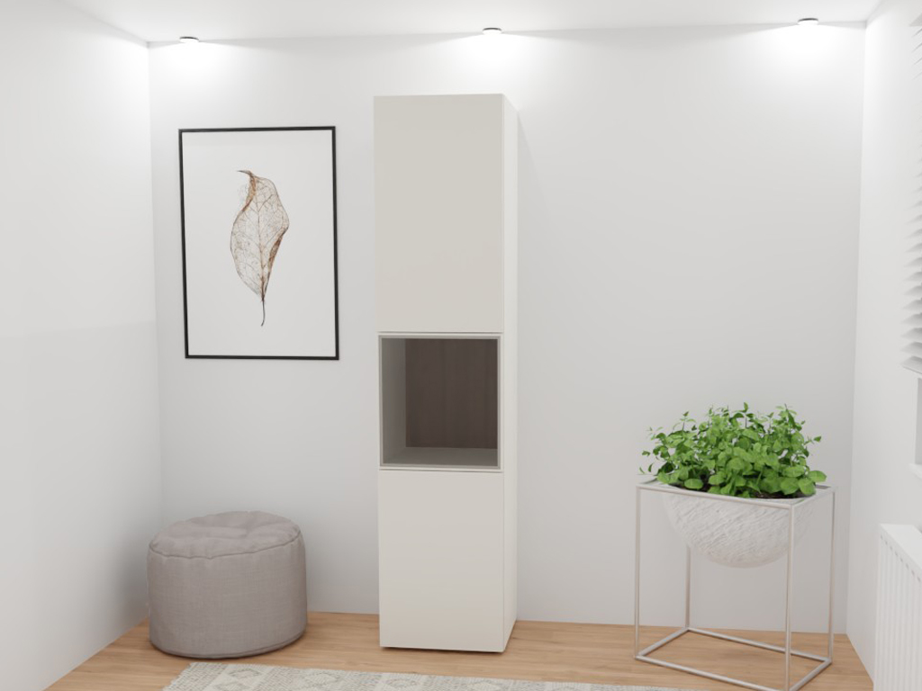 Sudbrock Cubo - Standvitrine | B: 60,0 cm | H: 217,8 cm | Lack blütenweiß | Türanschlag links Heller Wohnbereich mit einem hohen weißen Regal, einem gerahmten Bild, einem kleinen grauen Pouf und einer Pflanze in einem modernen Metallständer.