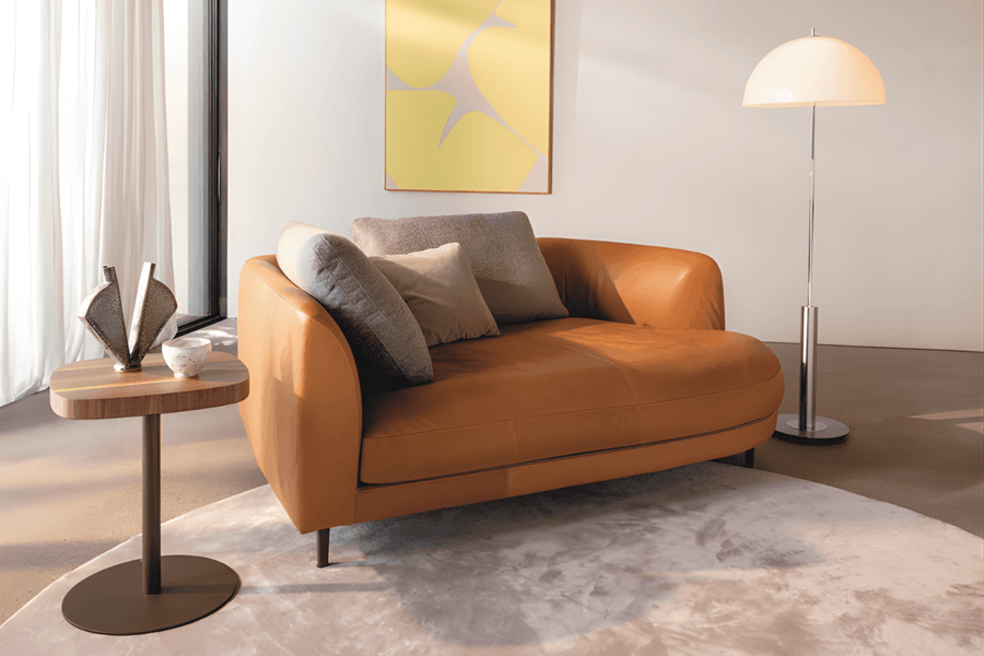 Ledercouch/ Ledersessel mit Bezug in Orange und drei Kissen