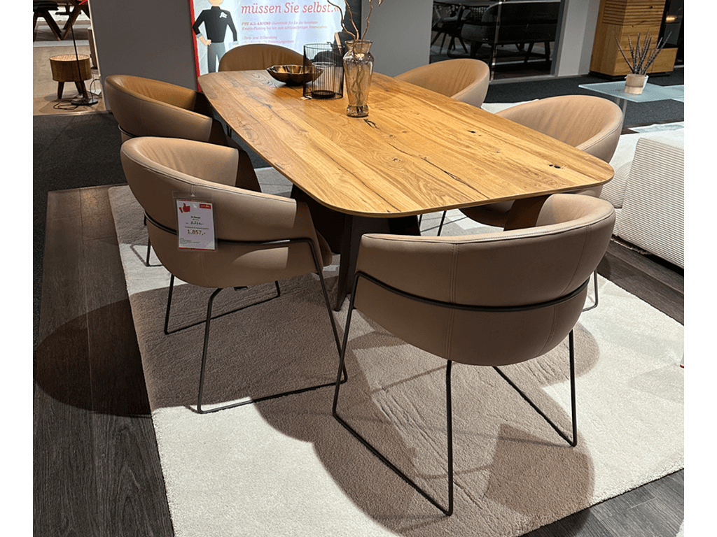 Venjakob MAGGIE | 6x Sessel Esszimmer-Set mit Holztisch und sechs Stühlen in einem modernen Showroom