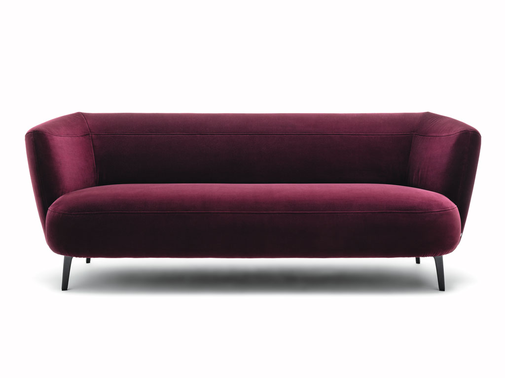 Rotes Designersofa mit Metallfüßen vor weißem Hintergrund