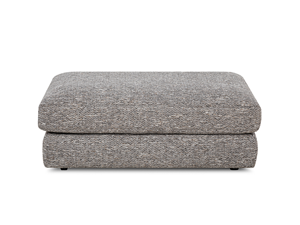 Ein rechteckiger, stoffbezogener Hocker in Grau-Beige, von vorne gesehen.