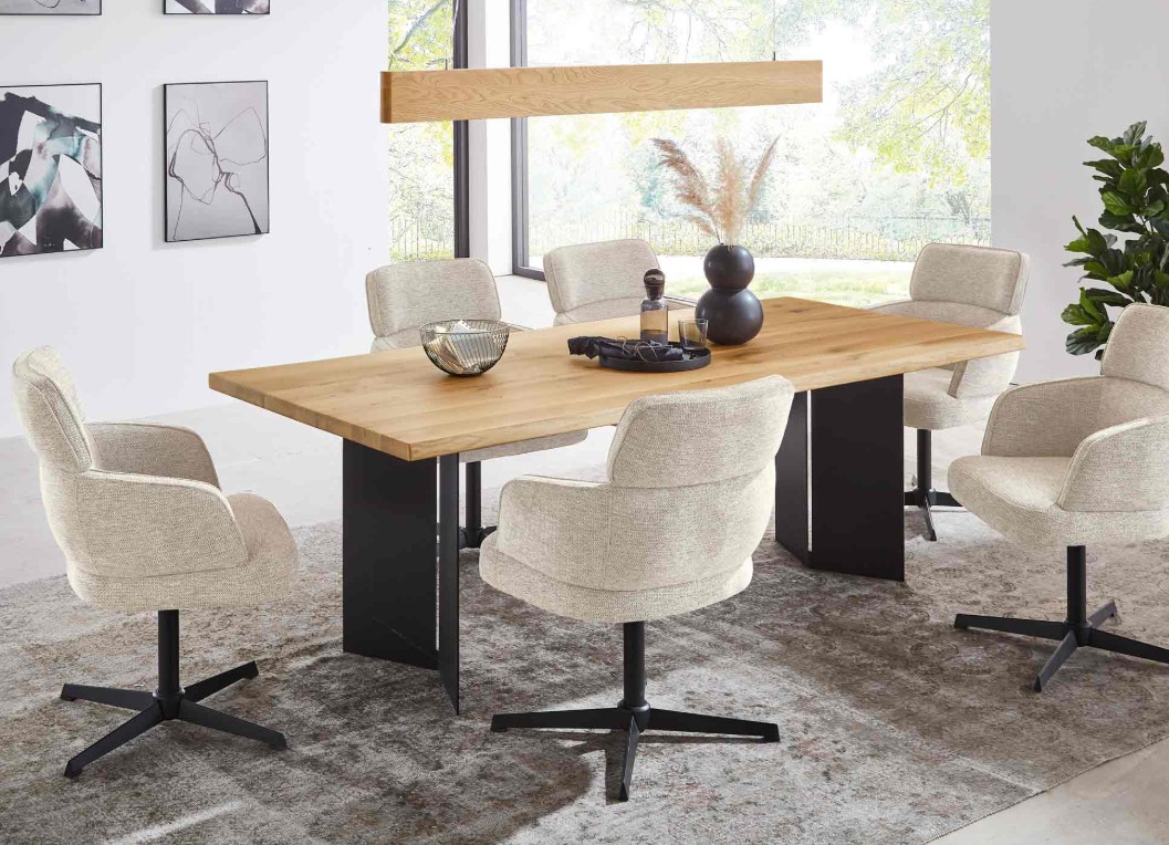 modernes Esszimmerset mit Holztisch, Holzhängeleuchte und sechs beigen Polstersessel mit Metallgestell stilvoll dekoriert in einem modernen Zimmer