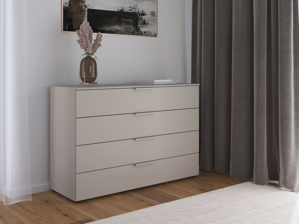 beige Kommode mit vier Schubladen in einem modernen zimmer stilvoll dekoriert