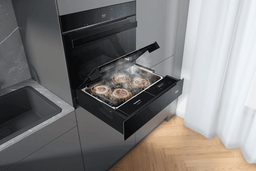 Dampfschublade mit geöffneter Klappe und austretendem DAmpf