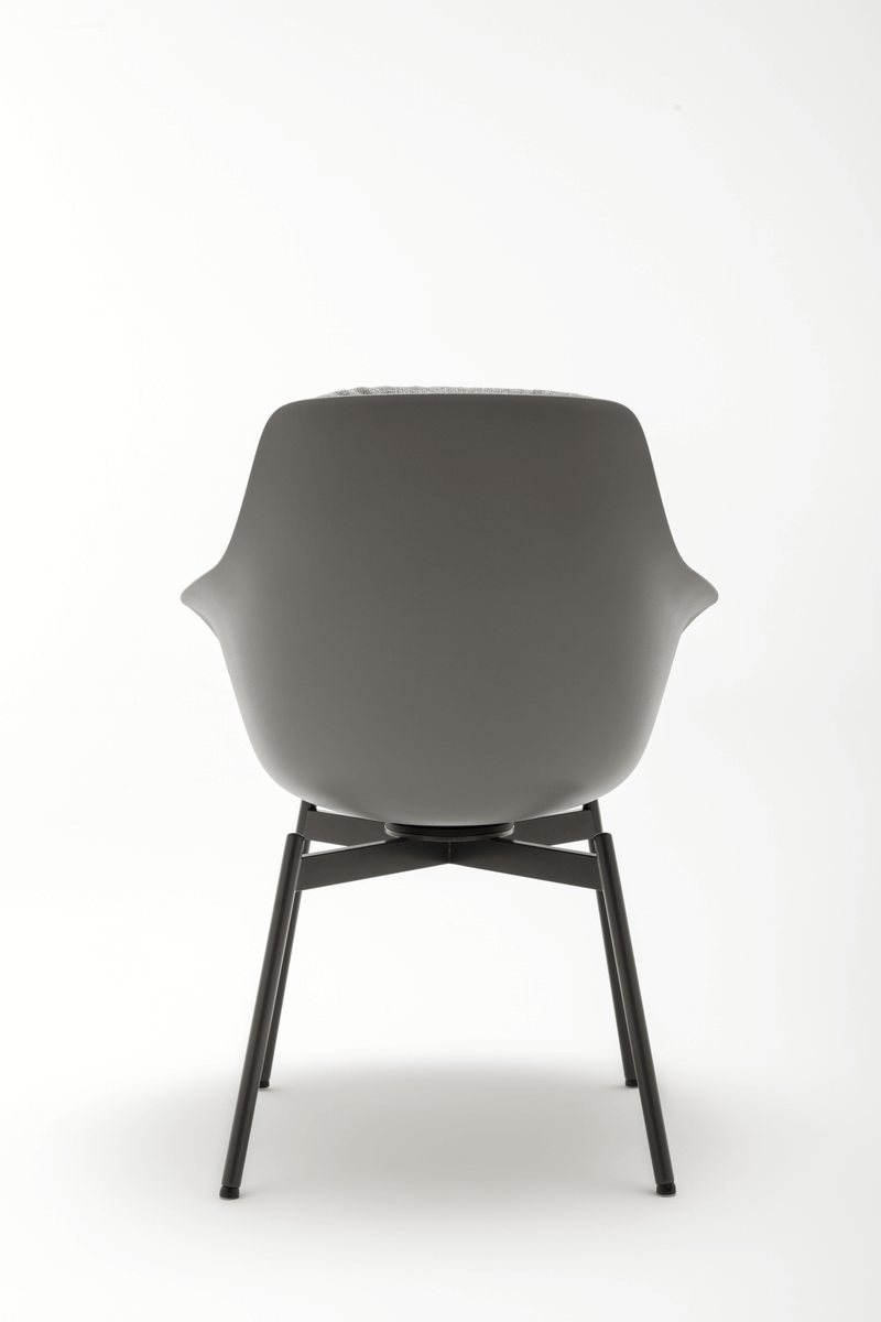 Rückansicht eines modernen, grauen Stuhls mit Metallbeinen auf weißem Hintergrund