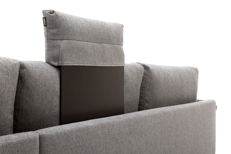 freistil Rolf Benz 134 - Kopfstützen-Kissen | 60 x 26 cm Detailaufnahme des verstellbaren Kopfteils eines modernen grauen Sofas