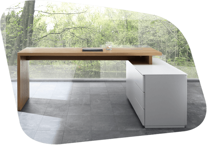 Schreibtisch aus Holz und mit weißem Stauraumelement