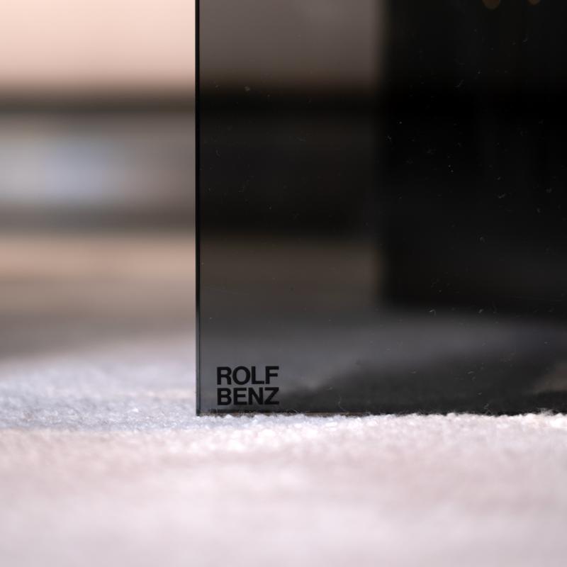 Glas auf dem das Rolf Benz Logo zu sehen ist.