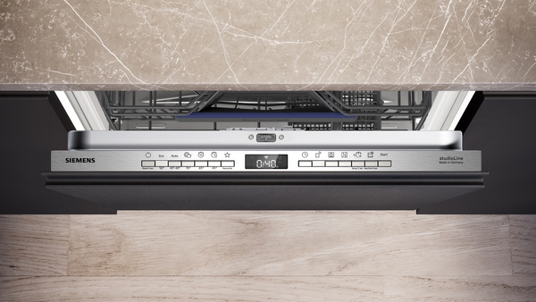 Oberansicht eines eingebauten Geschirrspülers mit Edelstahl-Bedienleiste und geöffneter Tür