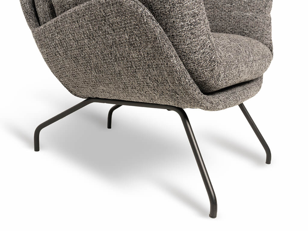 Detailansicht eines modernen Sessels mit grauem Stoffbezug und stabilen schwarzen Metallbeinen