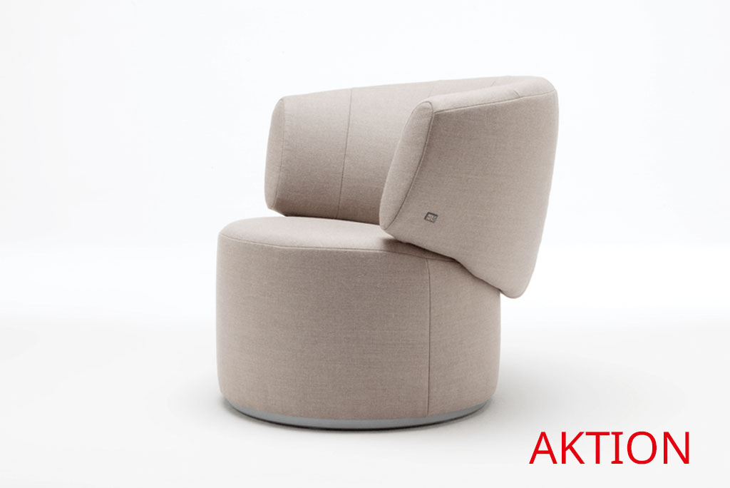 Eleganter cremefarbener Sessel mit runder Rückenlehne und gepolstertem Sitz