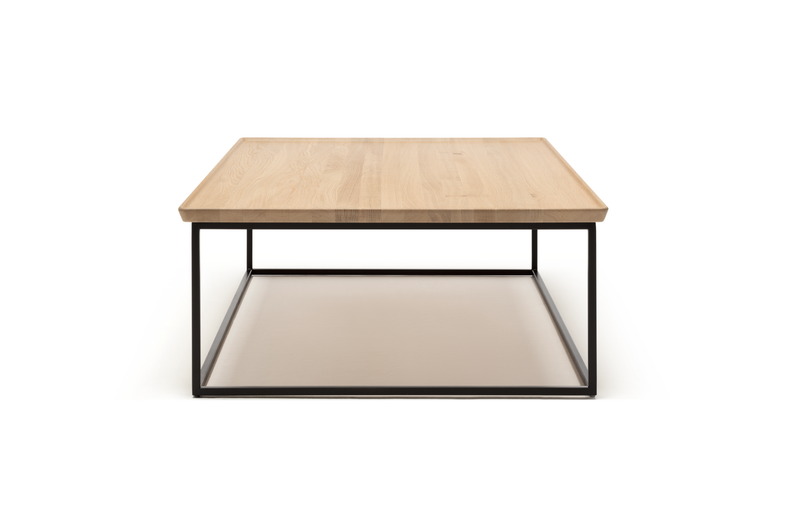 Ein stilvoller Couchtisch mit einer Holzplatte und einem schwarzen Metallrahmen, ideal für moderne Wohnzimmer.