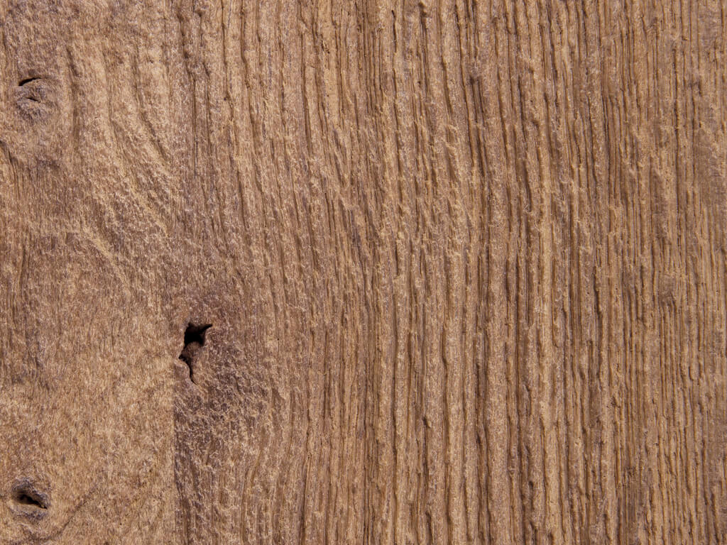 Nahaufnahme von einer Holzstruktur mit deutlicher Maserung und natürlichen Farben