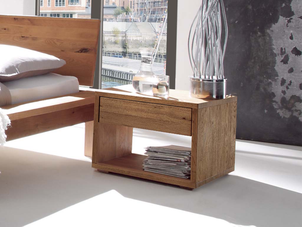 brauner Holznachtschrank mit offenem Fach unten und einer Schublade stilvoll dekoriert an einem holzbett in einem modernen hellen zimmer Cuba von Hasena