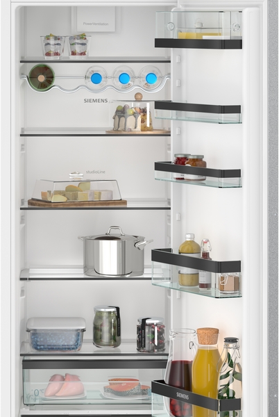 Geöffneter Kühlschrank mit einer Ansicht der beleuchteten Ablagen, Türfächer und der "PowerVentilation"-Technologie.