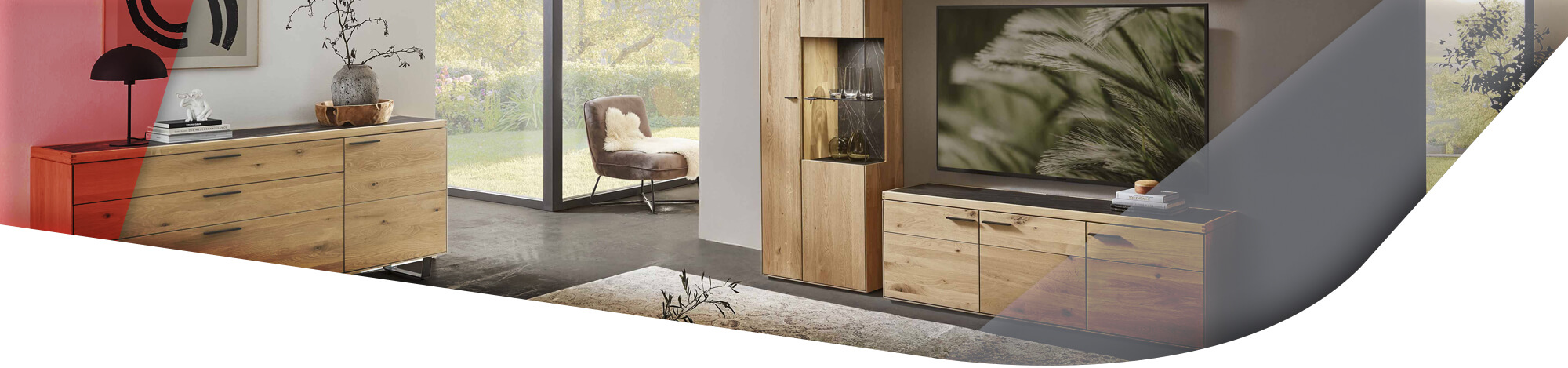 Massivholz Möbel im Wohnzimmer mit Keramik Akzent