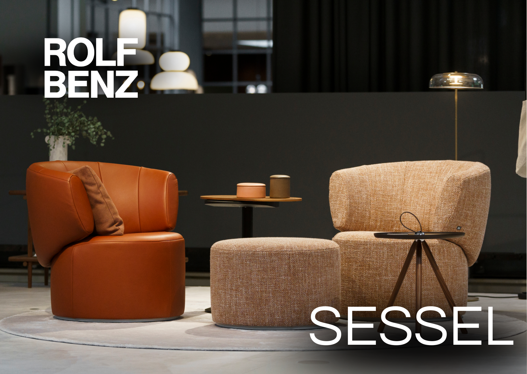 Zwei Sessel in Leder und Stoffbezug mit einem passenden Hocker. Aufschrift: Rolf Benz Sessel.