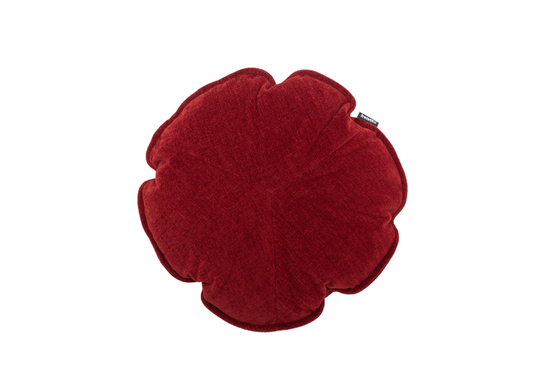 freistil Rolf Benz 198 - Kissen rund | Ø 45 cm Ein rotes, rundes Samtkissen, das wie eine Blume geformt ist.