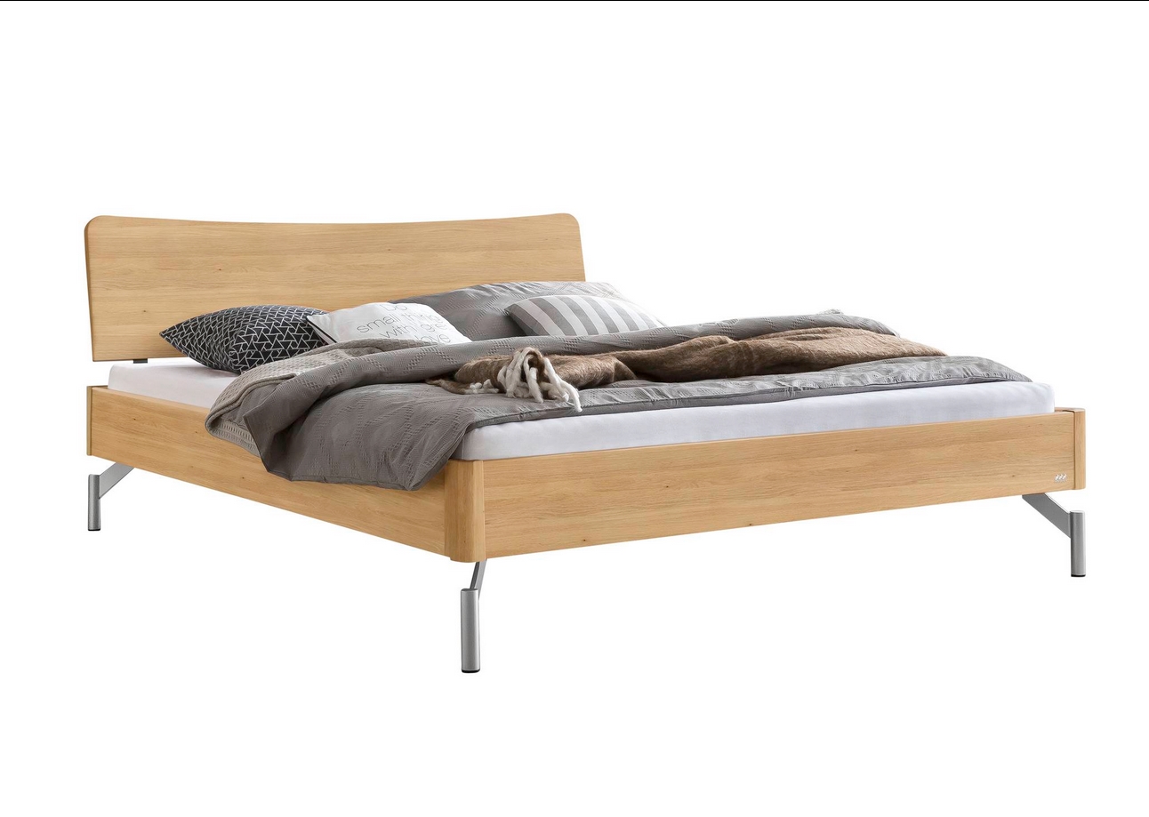 braunes holzbett mit holzkopfteil auf metallfüßen matratze und moderne bettwäsche hasena