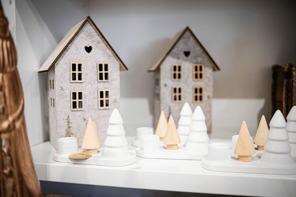 Weihnachtsdeko in weiß beige