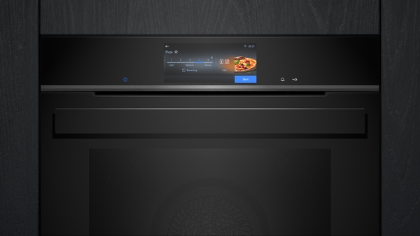 Schwarzer Einbauofen mit digitalem Touchscreen-Display, zeigt die Einstellung für das Backen einer Pizza an.
