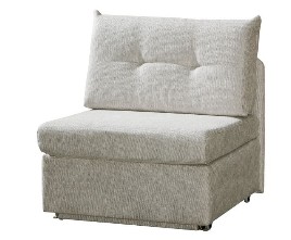 beiger Sessel mit Polsterrücken vor weißem Hintergrund