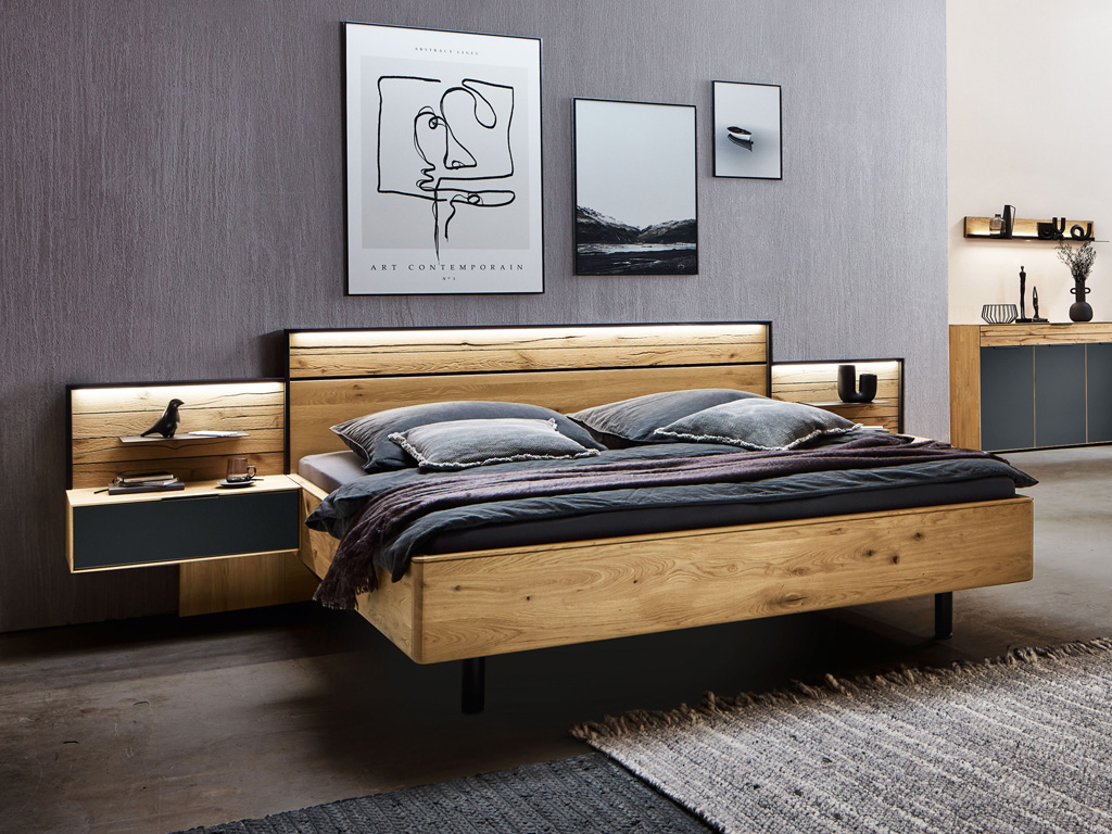 Schlafzimmer mit modernem Holz-Doppelbett, grauen Kissen, Nachttischen und stilvoller Wanddekoration