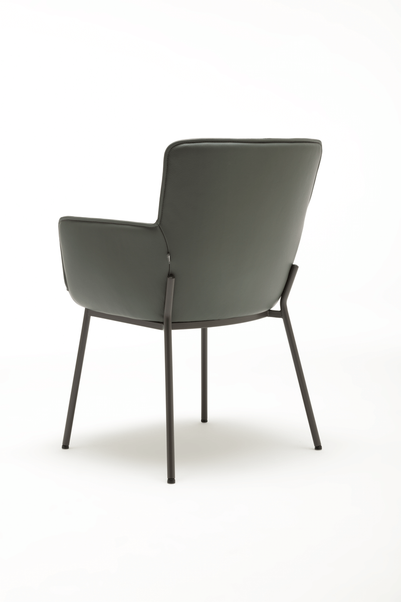 Rückansicht eines eleganten modernen Stuhls mit dunkelgrauem Polster und schlanken Metallbeinen