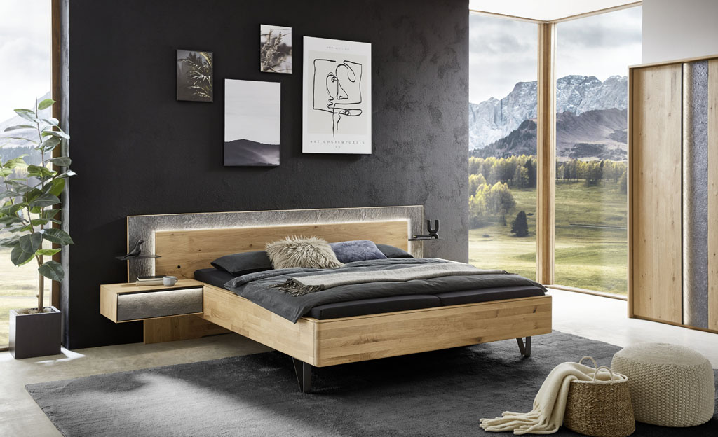 modernes Holzbett mit grauem beleuchtetem Akzent stilvoll dekoriert in einem modernen Raum