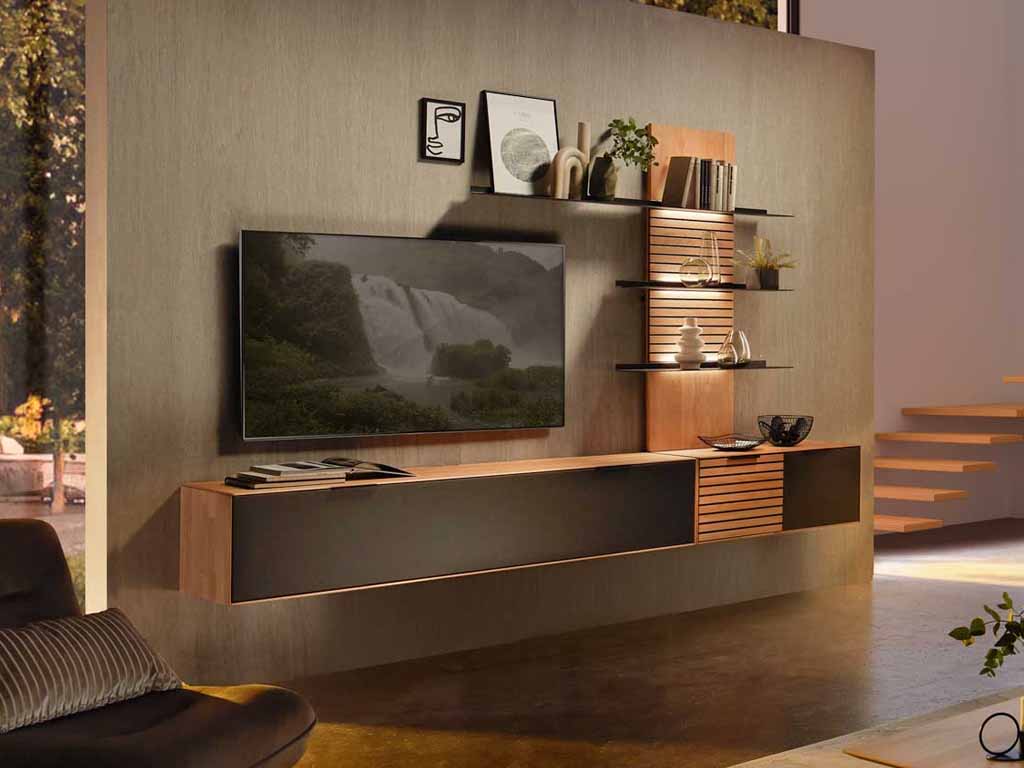 Wöstmann WM 2320 - Wohnwand  | Type 0003/0103 Geräumiges Wohnzimmer mit elegantem Holzregal, Wand-TV und dekorativen Accessoires