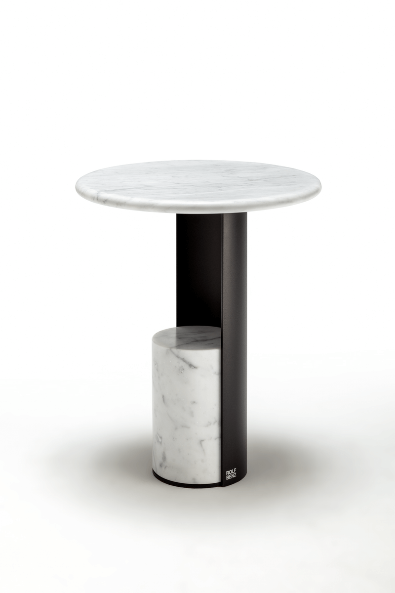 Rolf Benz 972 - Beistelltisch | Höhe 45 cm: Ø 38 cm | Naturstein geledert, carrara runder Beistelltisch mit Steintischplatte und Ablage in Stein