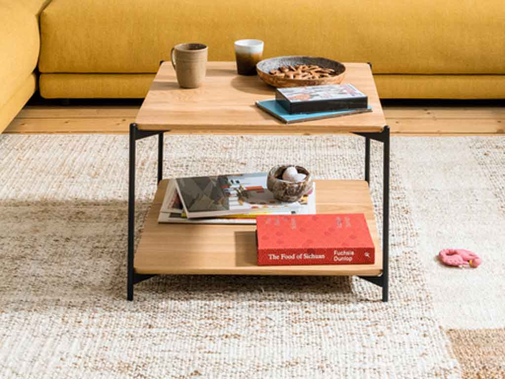 freistil 188 - Couchtisch | Eiche massiv | 60 x 60 cm, Höhe 40 cm Couchtisch mit zwei Holzplatten und Zeitschriften darauf